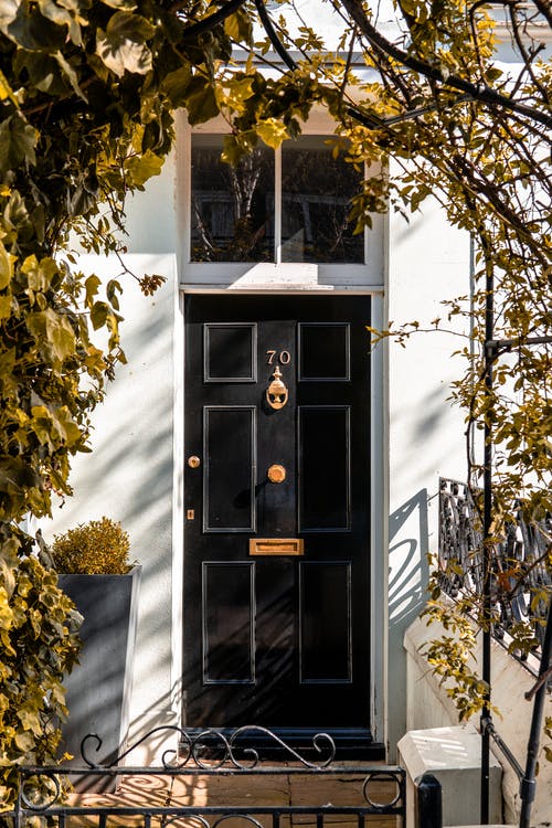 Maison sécurisée dès la porte.